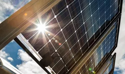 BiFacial zonnepanelen die rechtop staan